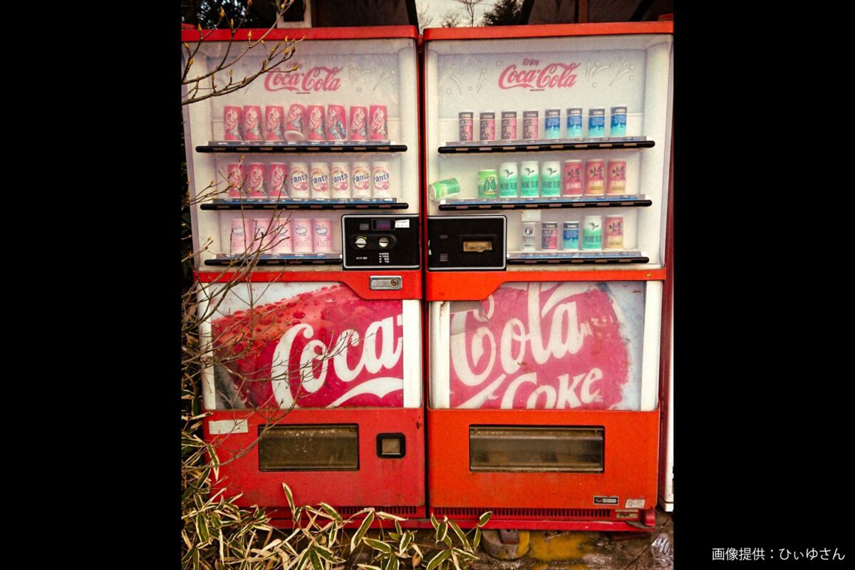 一見普通のコカ・コーラ自販機、謎すぎる商品に目を疑うが… 「懐かしい