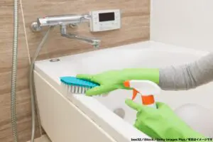 掃除のプロが紹介、“風呂アカの撃退術”がお手軽＆コスパ抜群　キッチン洗剤を使い…