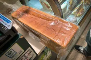 駅ナカで見つけた「超巨大食パン」　値段を見たその刹那、記者に電流走る…
