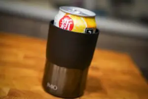 夏に役立つ保冷缶ホルダー、“意外過ぎる使い方”に驚き　これはかなり便利かも…