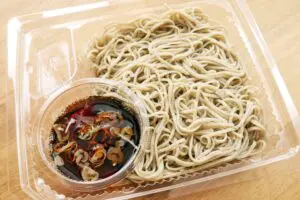 セブンのざるそば・そうめんから「ほぐし水」が消えた　本当に食べやすいのか試した結果…