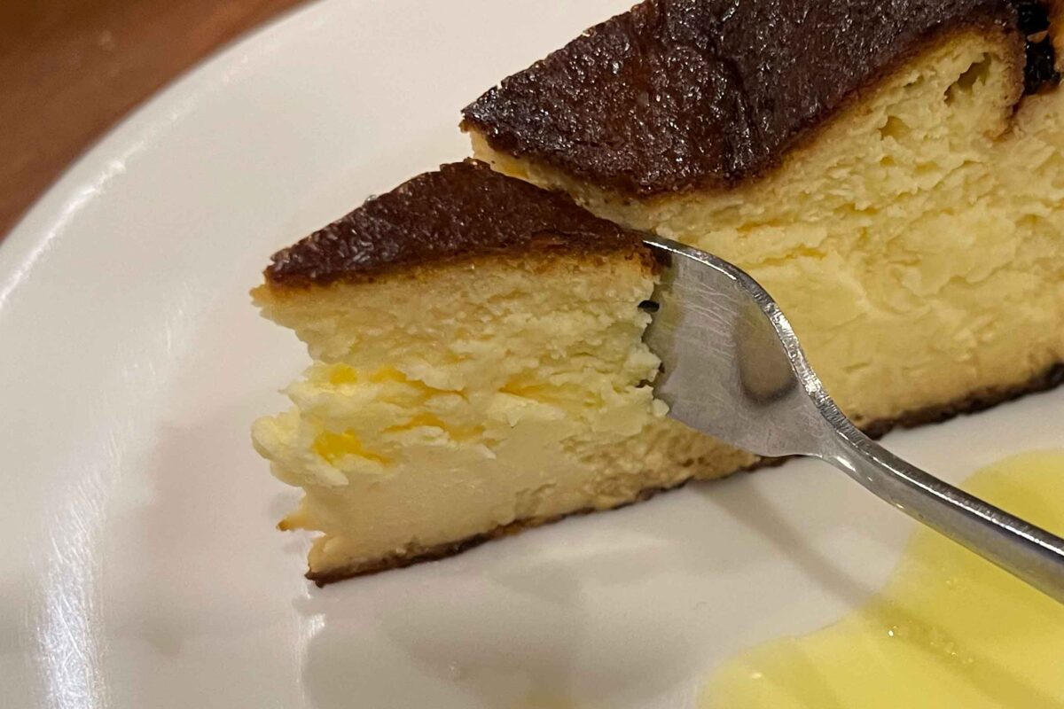 バルデエスパーニャ セントラル　甘夏のバスク風チーズケーキ　入刀