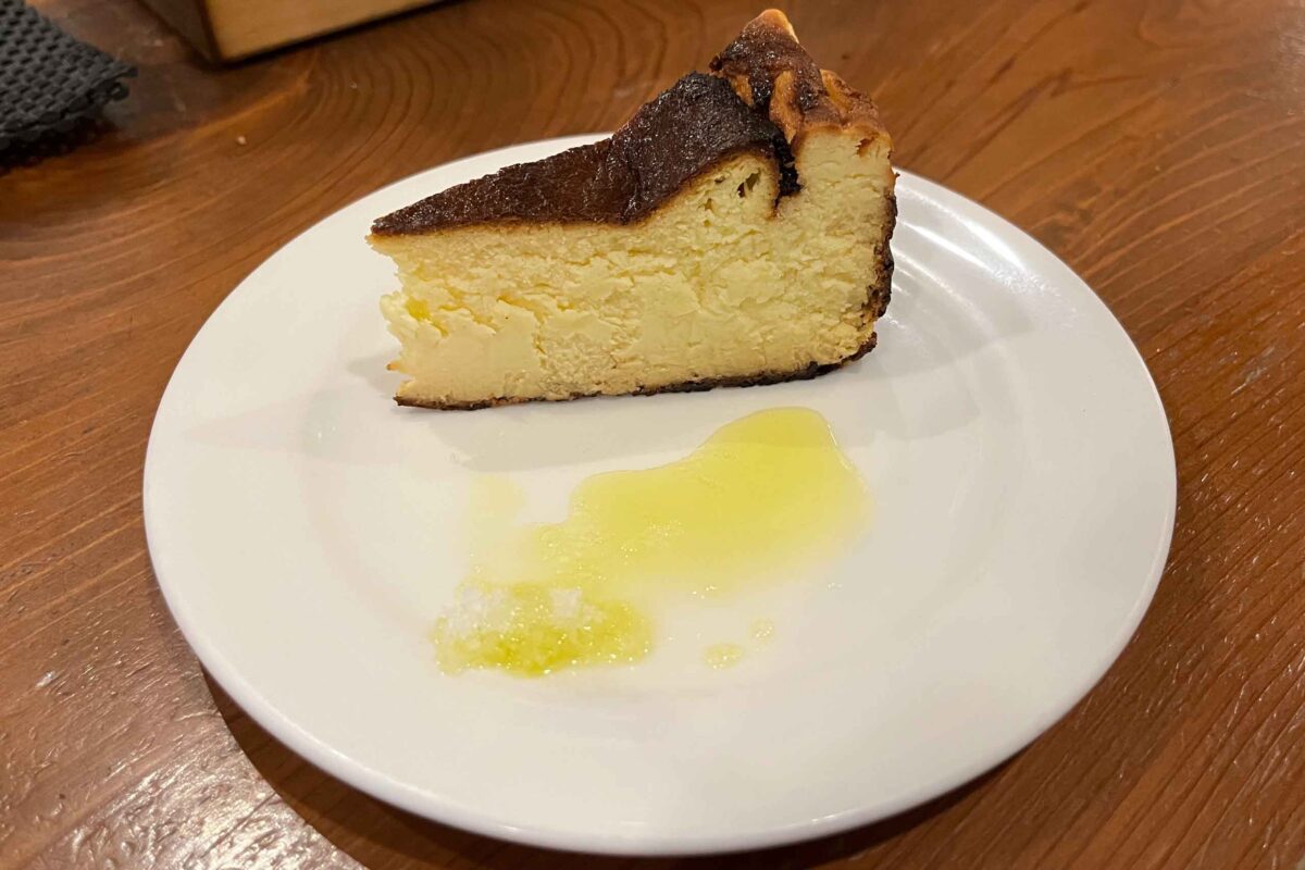 バルデエスパーニャ セントラル　甘夏のバスク風チーズケーキ　全体