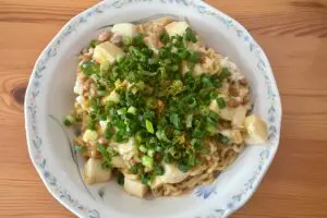 サッポロ一番公式「納豆と長芋のネバとろあえ麺」　みそラーメンのこの食べ方は新たな発見