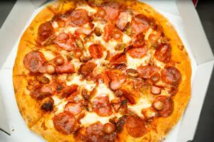 ドミノ・ピザ、人気の“ジャンク系ピザ”をさらに進化させてしまう　もはや肉の暴力かも…