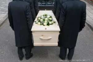葬儀中に棺が落ちるハプニング　幸い遺体は飛び出さず葬儀は無事終了
