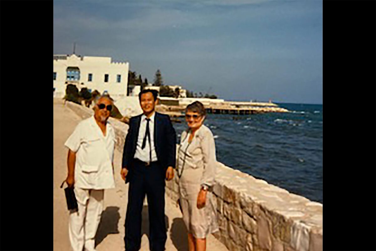 チュニジアから地中海を望む舛添要一氏（1988年））