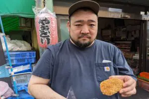 グルメゲイバーママ・奏さんが行く肉屋の揚げ物探訪　埼玉県志木市「マルケイ精肉店」不思議な美味さのコロッケに驚く