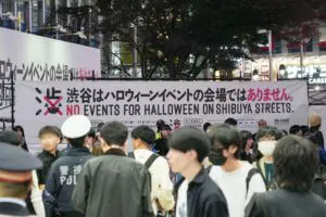 渋谷ハロウィン、相次ぐ迷惑行為に近隣住民が怒り　「あちこちで立ちションを…」