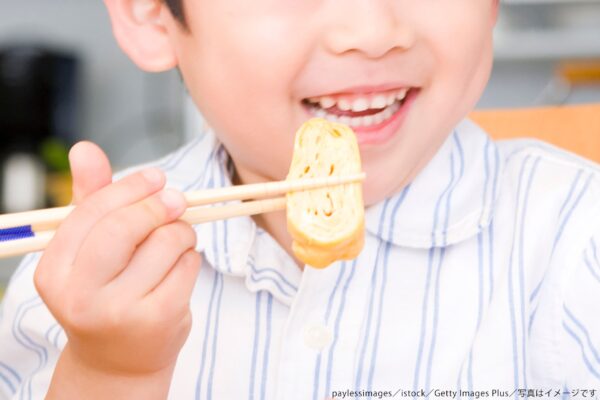 男の子・男児・食事・たまご焼き・箸