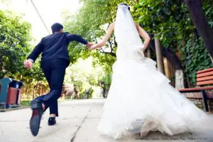 結婚式より保護犬の引き取りを優先させた夫婦　時間変更しスーツとドレス姿で施設へ