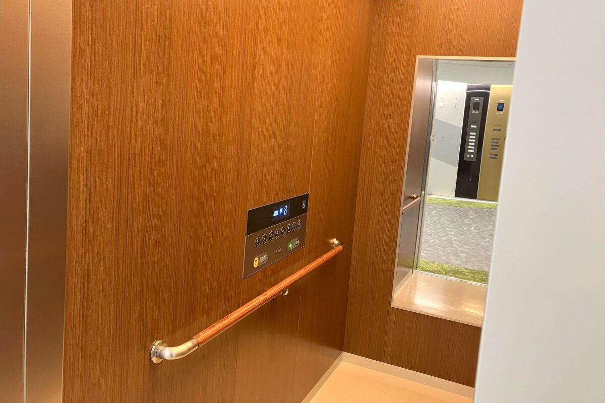 エレベーターの鏡