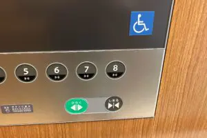 エレベーターの車いすボタン、時を遅らせる効果あった　現代人の「せっかちさ」が明らかに…