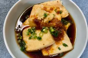 簡単「揚げない揚げ出し豆腐」　油少量ヘルシーなのにカリッと本格的な味にハマる…