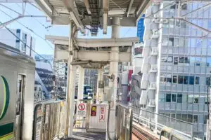 五反田駅ホームに佇む“白い鳥居”らしき物体、その正体は…　「鉄道神社」ネット民も衝撃