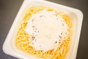 ファミリーマートの“真っ白なチーズパスタ”を混ぜると…　意外な変化があまりにも最高だった