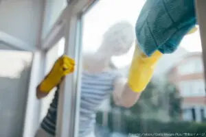 大掃除週間の窓拭きでバランスを崩し…　仕事熱心な女性が21階から転落死