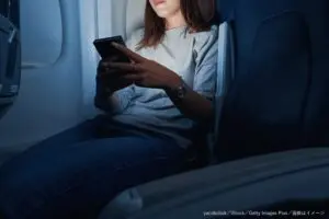 夜間飛行中に点滅する充電ケーブルを使う迷惑行為　「フードを被り我慢した」搭乗客も