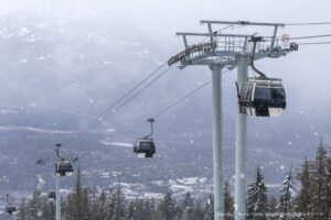 スキー場のゴンドラ内に15時間取り残された女性　「携帯電話もなく…」と恐怖体験語る