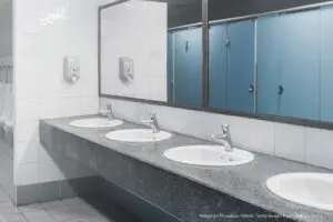 中学校がトイレの鏡を全撤去　理由は「TikTokの撮影でサボる生徒がいるため」