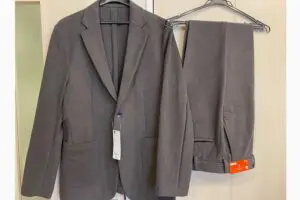 スーツよりも安くて便利な「上下9000円」の“なんちゃってスーツ”　これ着てTV番組に出たところ…