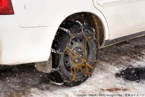 大雪の事故映像で“タイヤチェーンの間違ったつけ方”が話題　「過信するな」厳しい指摘も