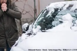 自衛隊が教える「車に積もった雪の正しい落とし方」　前後ではなく左右に落とす理由に納得…