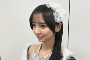 篠田麻里子、長髪アイドル姿に変身　話題ドラマ『離婚しない男』オフショットに反響