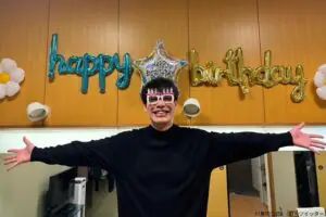 川島明、誕生日の仕事は「何より幸せでした」　マネージャーらから祝福され…