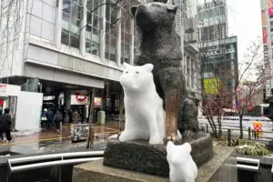渋谷・忠犬ハチ公像に“子供”が誕生　大雪から一夜明け…まるで親子な姿が注目の的