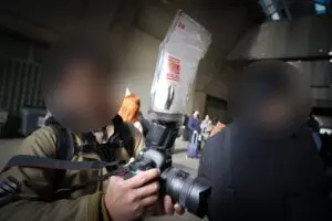 コスプレ会場で突然「ユニクロのアレ」を掲げるカメラマン、じつは大変秀逸なアイデアで…