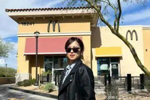 久慈暁子、アメリカで“黒いマクドナルド”を発見　「初めて行った」