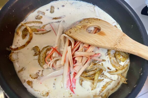 卵とカニカマのカレー炒め