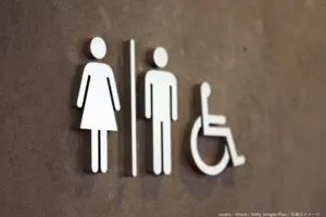 トランスジェンダー女性客に「男性用トイレ」促した店員が有罪　ヘイトクライムと認定