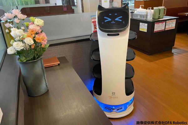 ネコ型配膳ロボット