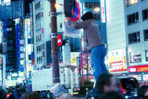 東京の繁華街、群衆に紛れて「道路標識」にイタズラ？　その件を警察官に相談すると真相が…