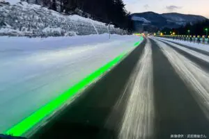 大雪の高速道路に現れた一筋の光、なぜかドライバーが大歓喜　「近未来を感じる」と話題に…