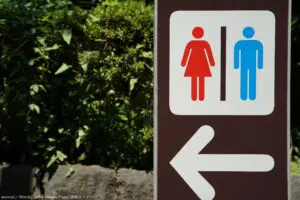 4歳息子に公園の茂みで小便させ罰金科せられた母親　公共トイレが使用不可でやむなく…