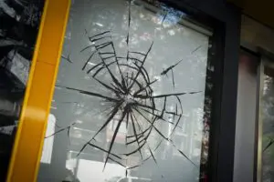 ペッパーランチ、店舗ガラスがバッキバキに…　犯行現場へ行くと「誰のしわざ」か秒速で理解