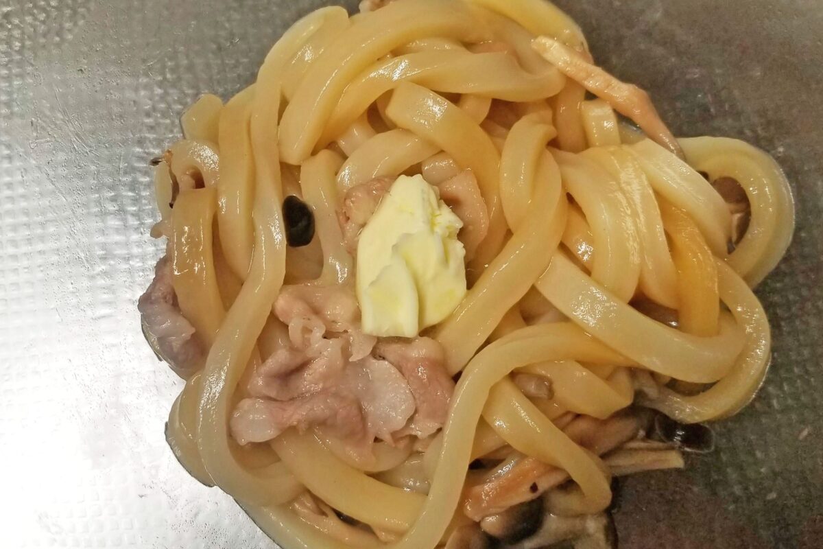 甘辛バター醤油うどん・混ぜる