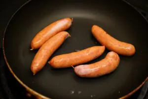 フライパンでソーセージだけ炒めるの、今すぐやめて “NG行為”に「逆だわ」「レシピに書いてない」驚き