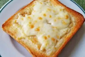 てぬキッチン氏の「ガチやみつきトースト」で知った相性の良さ　パンにあの“和風調味料”を使うなんて…