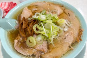 朝8時から大行列の“変則的”ラーメン店、味もボリュームも最高なのにコスパも神レベル