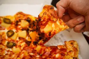 ドミノ・ピザ、最新ピザは賛否が分かれる“アレ”が主役　いつものピザとは一味違う味わいがクセになる