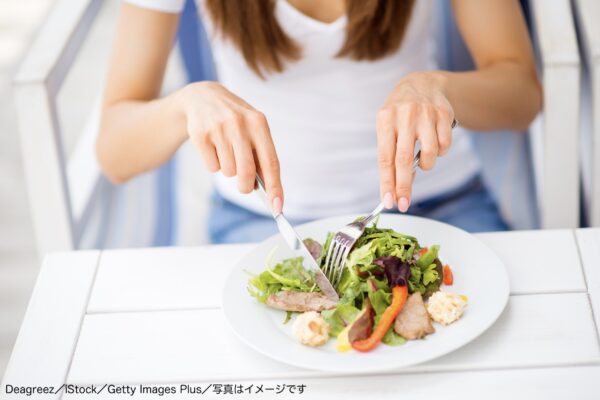 食事をする女性