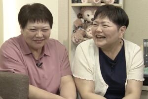 自分と瓜二つの女性は生き別れの双子？　40年越しの“DNA鑑定結果”が「泣ける」