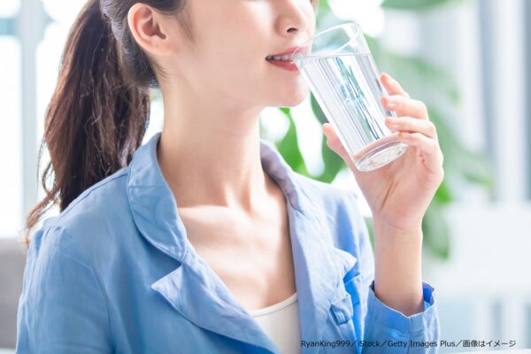 水を飲む女性