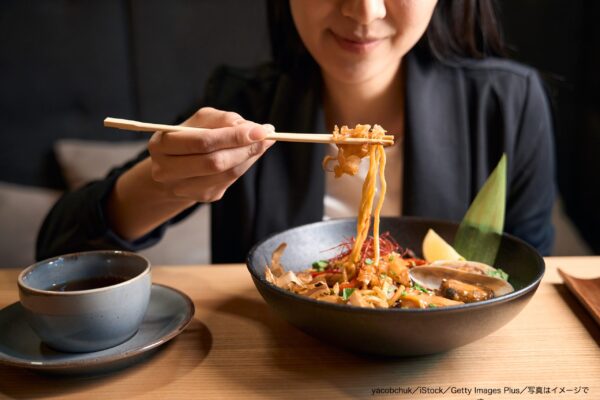 女性　食べる