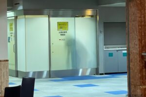 渋谷凪咲、TV局喫煙所で発見“でかい化け物”を激写　「倒れ込みながらタバコ吸ってた」