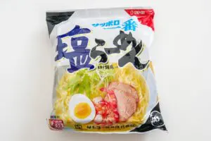 タイムマシーン3号・関太のサッポロ一番の食べ方「戦国塩侍」が豪快　お湯は「捨てます」